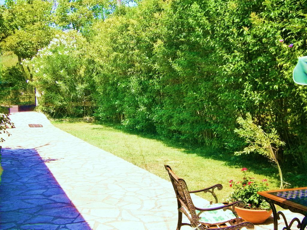 Villa Frias Asprogerakata Bilik gambar