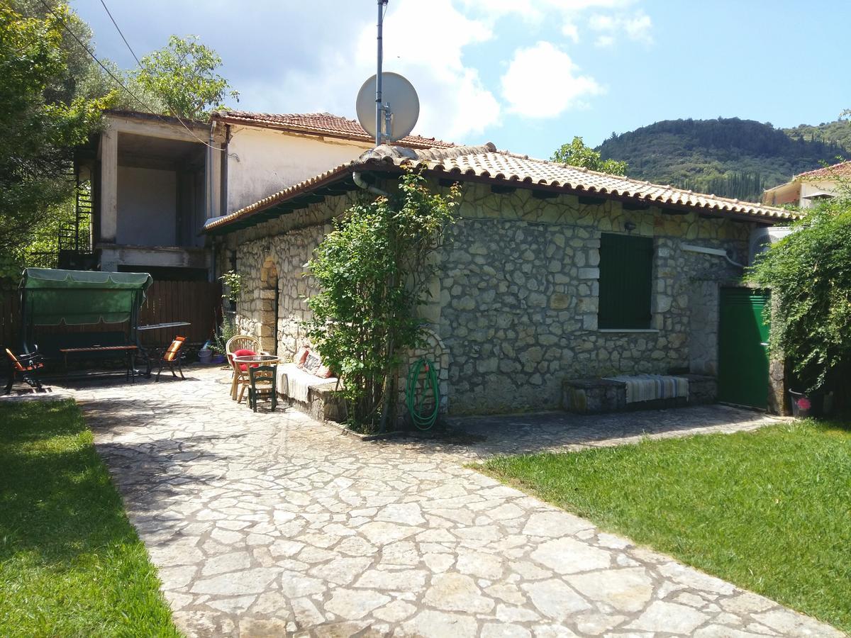 Villa Frias Asprogerakata Luaran gambar